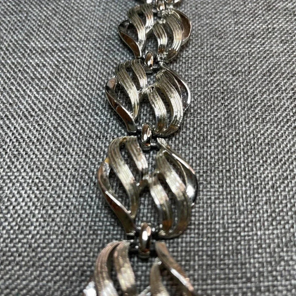 Vintage Coro Silver Tone Bracelet 7” Included Safety Chain - Picture 3 of 8